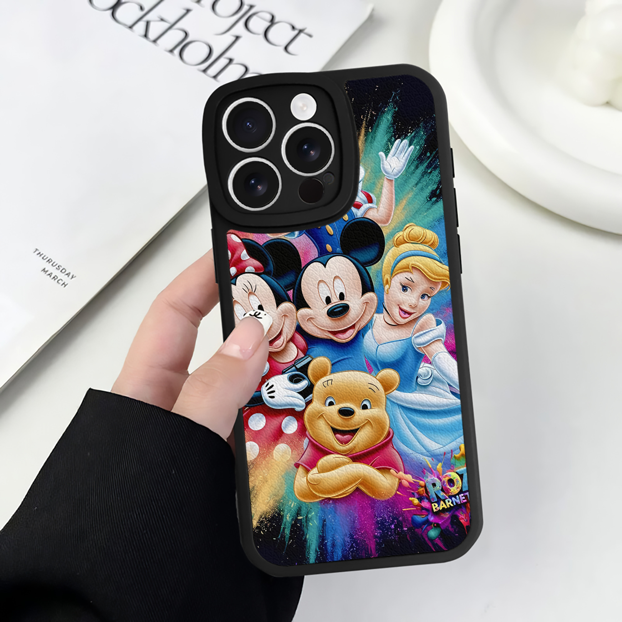 （画像用） ミッキーマウス Mickey Mouse 【iPhone 16シリーズ対応】シリコンスマホケース（レザー調） 材質：シリコン